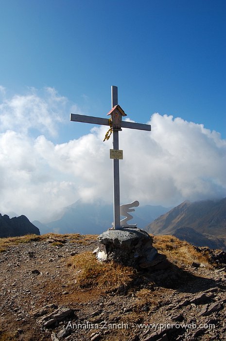 18 Croce di vetta sul pizzo Farno.JPG